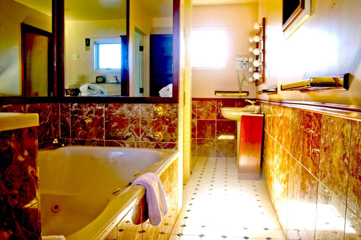 A Cayuga LakeFront Inn - Hotel Alt, Ithaca New York